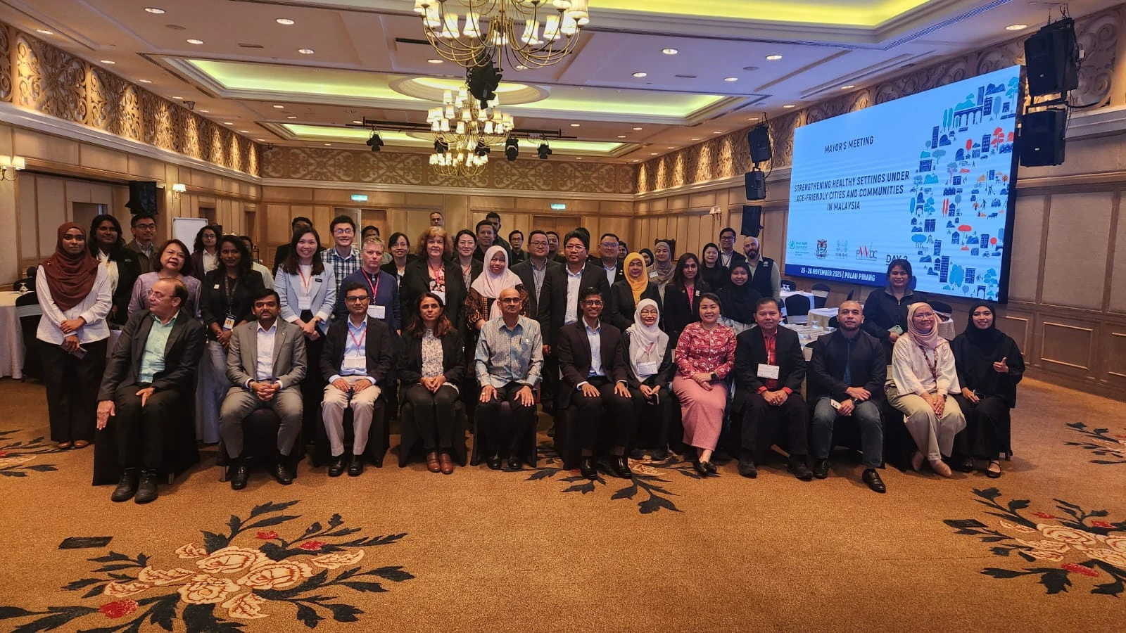 Foto bersama peserta Pertemuan Walikota Asia Pasifik tentang Penguatan Pengaturan Tatanan Sehat di bawah Aliansi Forum Kota Sehat (AFCC). Acara yang diselenggarakan oleh WHO Western Pacific Region Organization (WPRO) ini berlangsung penuh selama dua hari pada 25-26 November 2025 di Royale Chulan Penang, Malaysia, dihadiri oleh delegasi dari berbagai negara di Asia Pasifik, termasuk Dekan FKM Unhas, Prof. Sukri Palutturi.